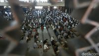 Momen Salat Jumat di Masjid Agung At-Tin