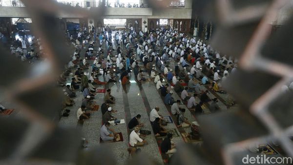 Momen Salat Jumat di Masjid Agung At-Tin
