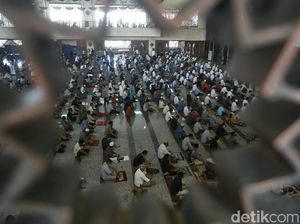 Momen Salat Jumat di Masjid Agung At-Tin Momen Salat Jumat di Masjid Agung At-Tin