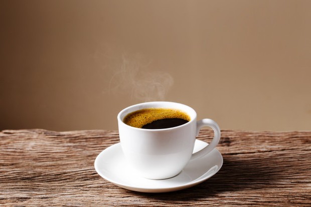 Minuman bewarna pekat hingga kopi dapat merubah warna alami dari gigi. Jadi, mulailah untuk membatasinya ya ladies.