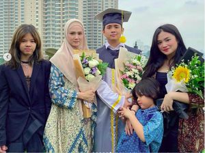5 Anak Artis Rayakan Kelulusan di Tengah Pandemi 5 Anak Artis Rayakan Kelulusan di Tengah Pandemi