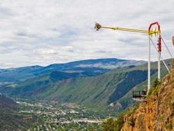 Wow, Ayunan Raksasa Ini Lintasi Tebing dari Ketinggian 396 meter!