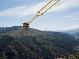 Foto Wahana Ayunan Raksasa di Atas Ketinggian 396 M, Berani Coba?