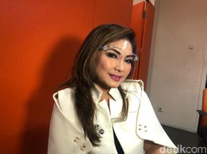 Reaksi Nia Daniaty Ketika Anaknya Dituduh Lakukan Penipuan Rp 9,7 M Reaksi Nia Daniaty Ketika Anaknya Dituduh Lakukan Penipuan Rp 9,7 M