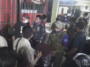 Operasi PPKM Mikro di Kedai Kopi Makassar Ricuh! Operasi PPKM Mikro di Kedai Kopi Makassar Ricuh!