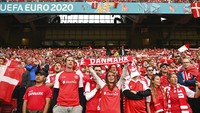 Suporter dan sepakbola memang tidak bisa dipisahkan. Sepakbola akan meriah dengan kehadiran mereka di tribun penonton. Marko Djurica/Pool via AP.