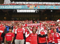 Suporter dan sepakbola memang tidak bisa dipisahkan. Sepakbola akan meriah dengan kehadiran mereka di tribun penonton. Marko Djurica/Pool via AP.