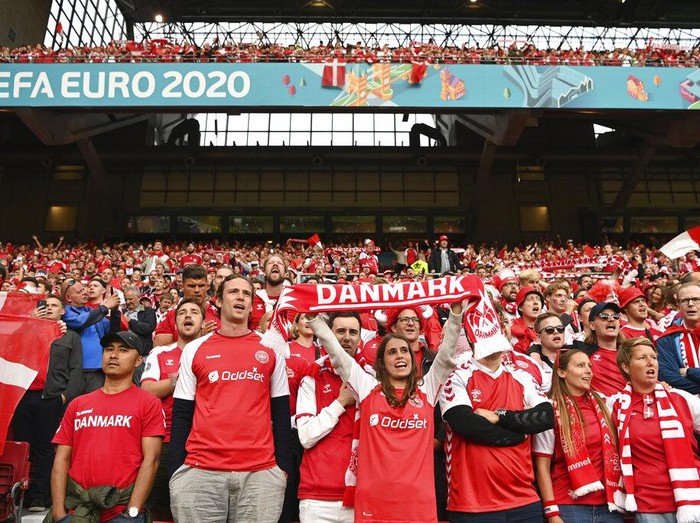 Euro 2020 telah memasuki babak 16 besar. Dalam laga fase grup sebelumnya, para suporter cantik hadir langsung untuk membakar semangat tim kesayangannya.