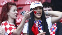 Suporter Kroasia hadir dengan mengenakan jersey timnas negaranya. Dalam pertandingan ini, Kroasia menghadapi Skotlandia di Stadion Hampden Park, Glasgow pada 22 Juni 2021. Robert Perry/Pool via AP.