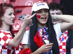 Suporter Kroasia hadir dengan mengenakan jersey timnas negaranya. Dalam pertandingan ini, Kroasia menghadapi Skotlandia di Stadion Hampden Park, Glasgow pada 22 Juni 2021. Robert Perry/Pool via AP.