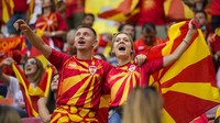 Suporter Macedonia Utara meneriakkan yel-yel untuk membakar semangat para pemain timnas negaranya saat melawan Ukraina di Stadion National Arena, Bucharest pada 17 Juni 2021. AP Photo/Vadim Ghirda, Pool.