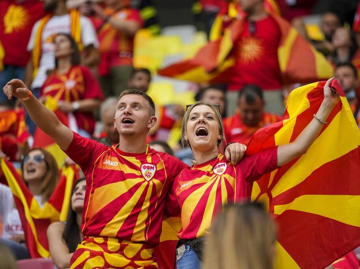 Euro 2020 telah memasuki babak 16 besar. Dalam laga fase grup sebelumnya, para suporter cantik hadir langsung untuk membakar semangat tim kesayangannya.