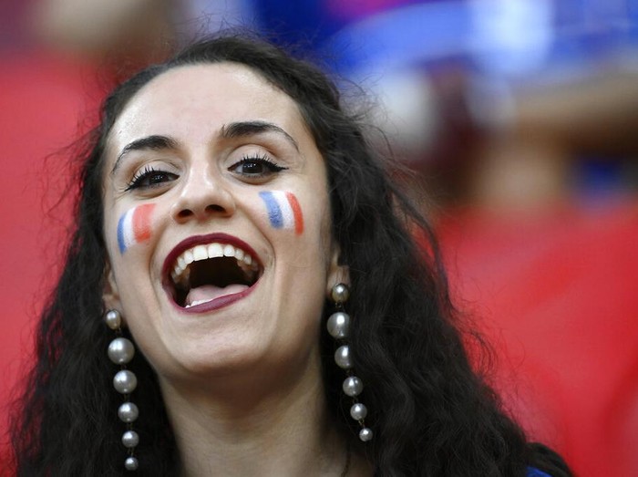 Euro 2020 telah memasuki babak 16 besar. Dalam laga fase grup sebelumnya, para suporter cantik hadir langsung untuk membakar semangat tim kesayangannya.