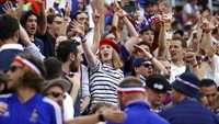 Suporter cantik asal Prancis terlihat di antara penonton yang hadir di Puskas Arena, Budapest pada 23 Juni 2021. Dia terlihat bersorak-sorai bersama suporter Prancis lainnya. Dalam kesempatan ini, Prancis bertanding melawan Portugal. Bernadett Szabo, Pool photo via AP.