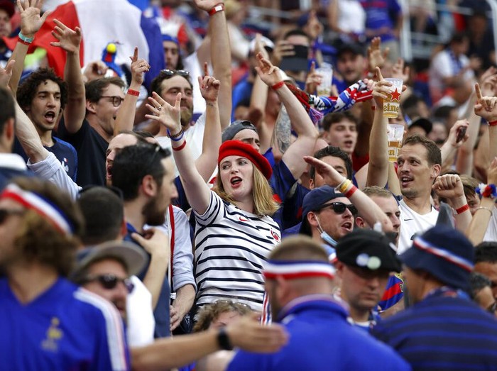 Euro 2020 telah memasuki babak 16 besar. Dalam laga fase grup sebelumnya, para suporter cantik hadir langsung untuk membakar semangat tim kesayangannya.
