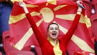 Suporter cantik dari Macedonia Utara hadir langsung untuk menyaksikan timnas negaranya melawan Belanda di Johan Cruyff Arena di Amsterdam pada 21 Juni 2021. Dalam pertandingan ini, Macedonia kalah dengan skor 0-3. Koen van Weel/Pool via AP