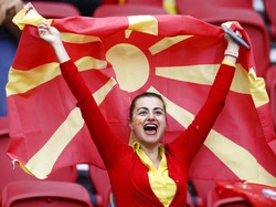 Suporter cantik dari Macedonia Utara hadir langsung untuk menyaksikan timnas negaranya melawan Belanda di Johan Cruyff Arena di Amsterdam pada 21 Juni 2021. Dalam pertandingan ini, Macedonia kalah dengan skor 0-3. Koen van Weel/Pool via AP