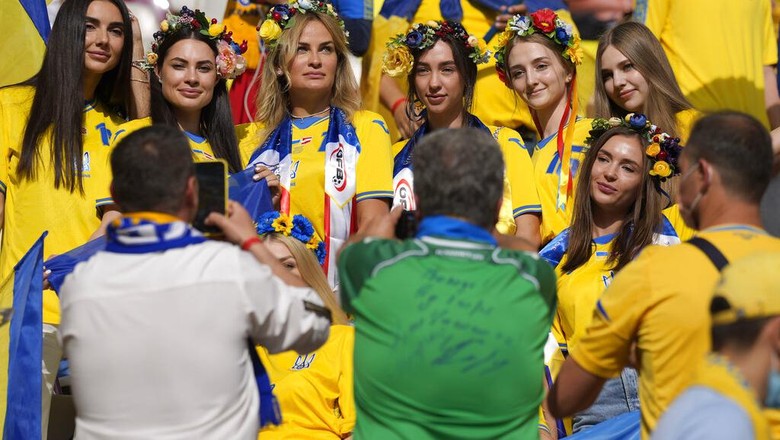Para Suporter Cantik Euro 2020 Euro 2020 sudah memasuki babak 16 besar. Dalam langgar fase grup sebelumnya, para suporter bagus hadir pribadi untuk aben semangat tim kesayangannya.
