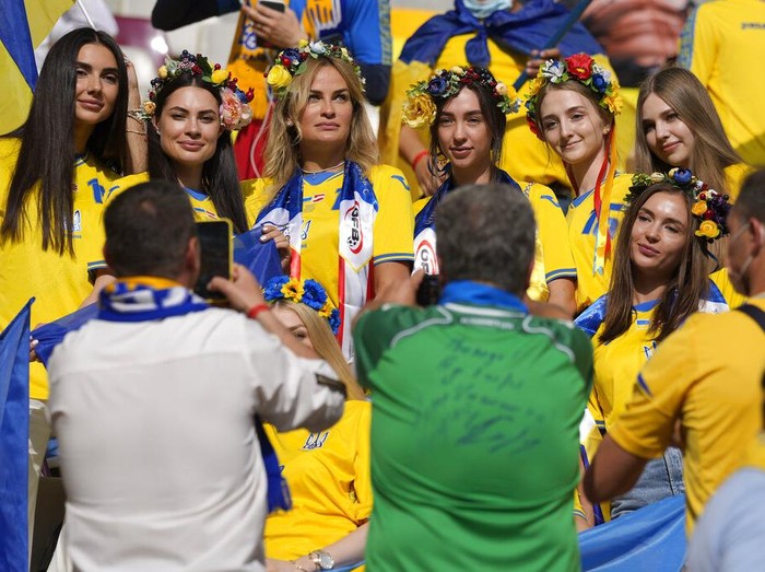 Euro 2020 telah memasuki babak 16 besar. Dalam laga fase grup sebelumnya, para suporter cantik hadir langsung untuk membakar semangat tim kesayangannya.