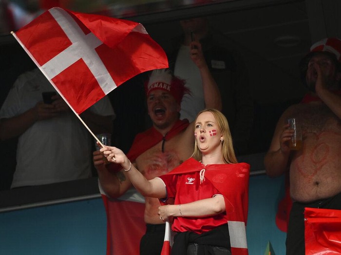 Euro 2020 telah memasuki babak 16 besar. Dalam laga fase grup sebelumnya, para suporter cantik hadir langsung untuk membakar semangat tim kesayangannya.