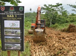 Cerita TNI Buka Jalan Menyambung Ekonomi di Pedalaman Nunukan