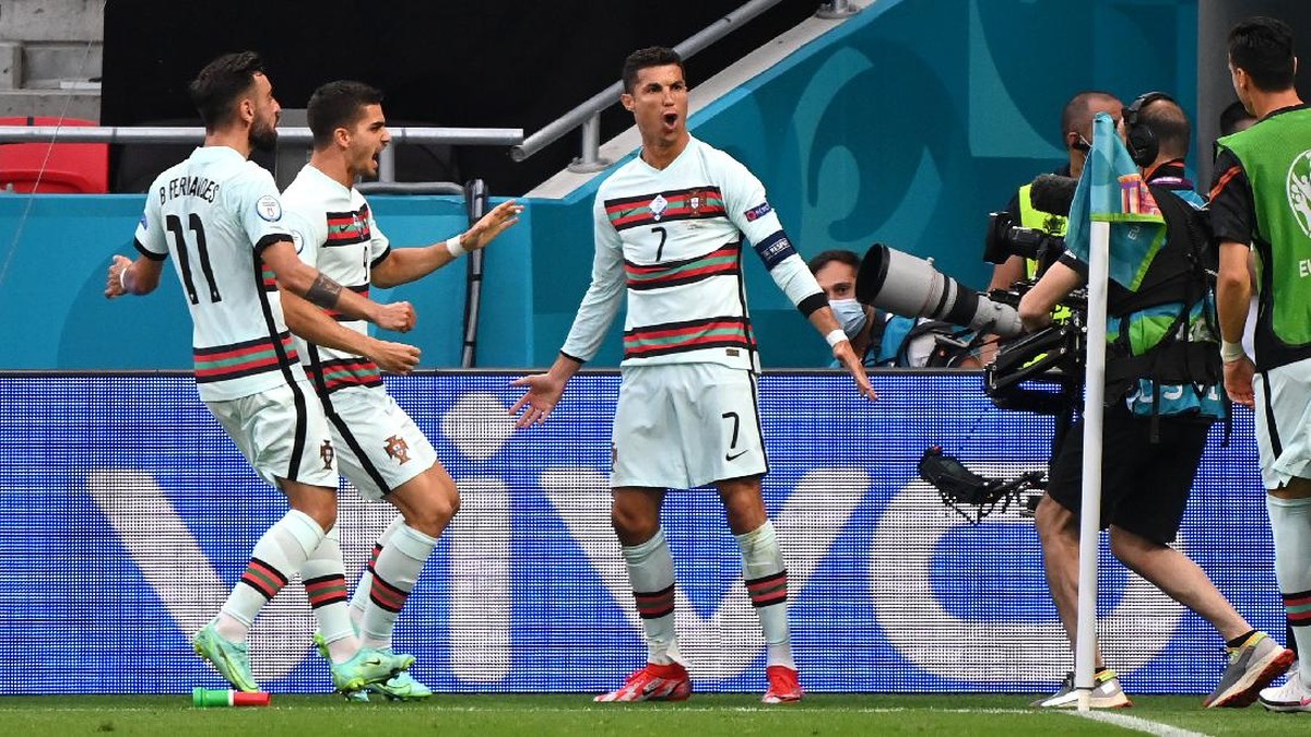 Pelatih Hungaria Marco Rossi terkadang jengkel dengan tingkah Cristiano Ronaldo. (Foto: Getty Images/Attila Kisebenedek - Pool)