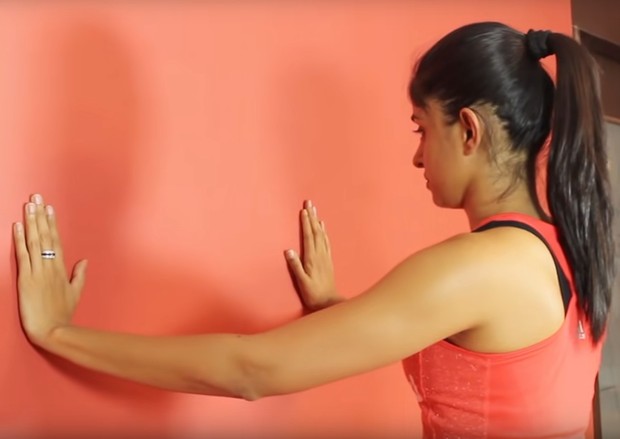 Push up dinding/youtube.com/stylecraze fitness Push up dinding membantu mengecilkan lengan/youtube.com/stylecraze fitness