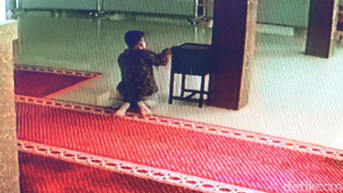 Rekaman CCTV saat pria mencuri kotak amal di masjid usai berbuat mesum di dalam masjid (Bakrie/detikcom).