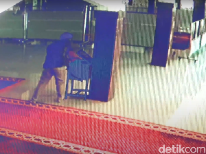 Polisi Buru Sejoli di Maros yang Mesum dalam Masjid-Curi Kotak Amal Polisi Buru Sejoli di Maros yang Mesum dalam Masjid-Curi Kotak Amal