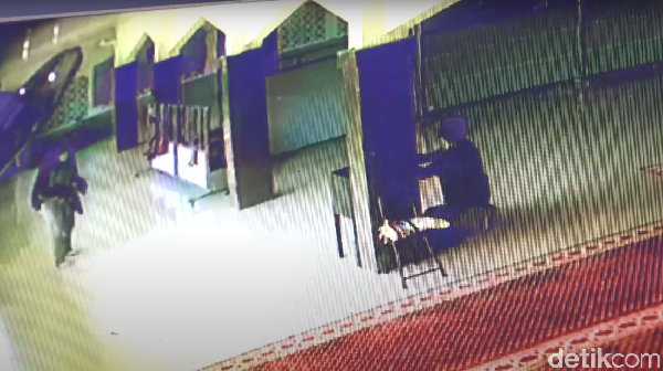 Rekaman CCTV sejoli di Maros mesum di masjid dan curi kotak amal (Bakri/detikcom).