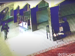 Detik-detik Sejoli di Maros Mesum di Masjid-Curi Kotak Amal Terekam CCTV