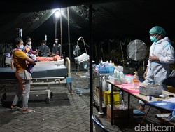 Miris, RSUD dr Wahidin Kota Mojokerto Layani Pasien di Tenda