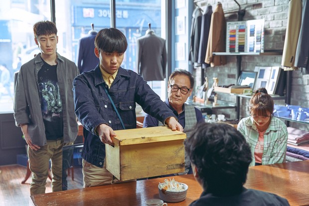 Han Geu-ru harus memberikan kotak kuning kepada keluarga mendiang sebagai salah satu pekerjaannya.