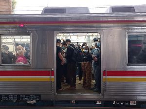 Perlu Diingat! Anak Dibawah Usia 5 Tahun Dilarang Naik KRL Perlu Diingat! Anak Dibawah Usia 5 Tahun Dilarang Naik KRL
