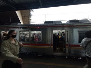 Perhatian! KRL Commuter Tanah Abang-Serpong Terhambat, Ini Sebabnya