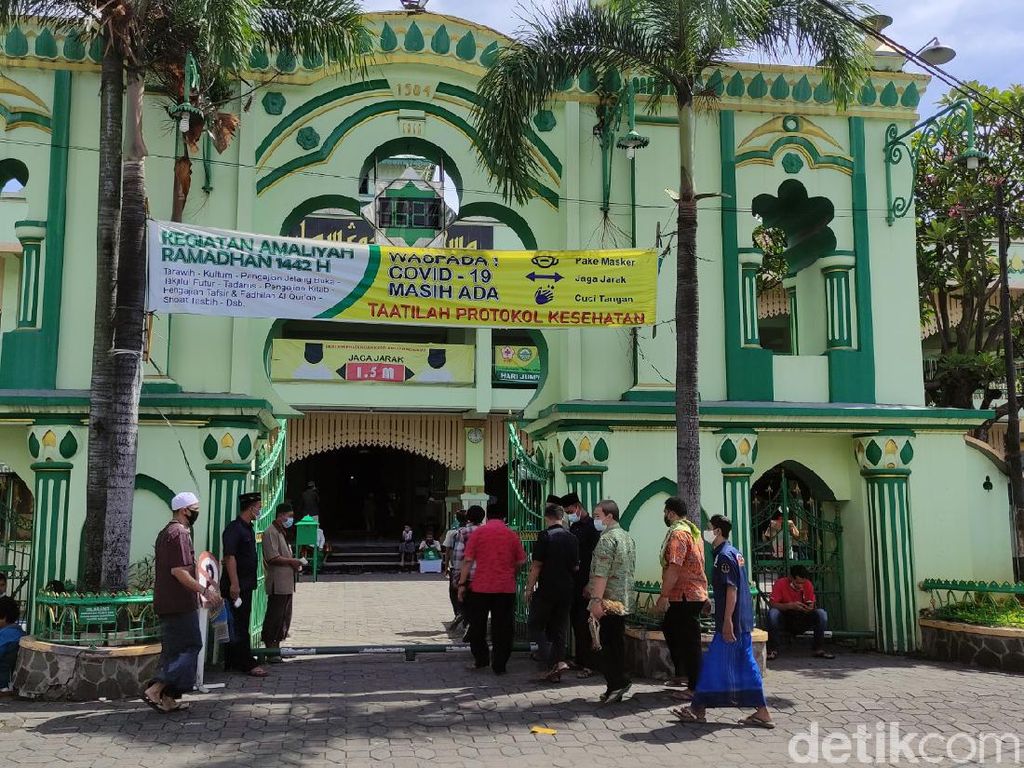 Masjid Agung Kauman Semarang Masih Gelar Jumatan Meski di Zona Merah Masjid Agung Kauman Semarang Masih Gelar Jumatan Meski di Zona Merah