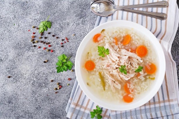 Sup ayam mengandung protein tinggi yang baik dikonumsi setelah vaksin covid-19/freepik.com