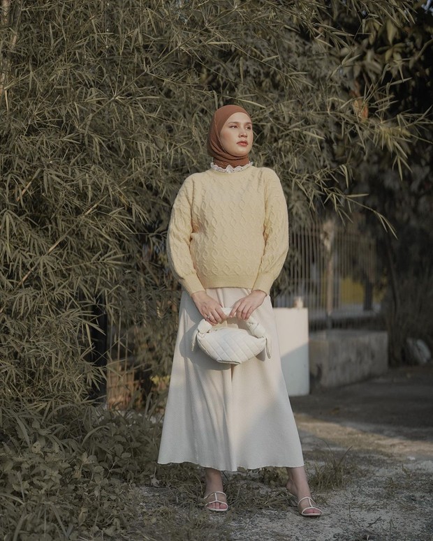 Tampil Anggun Menggunakan Knit / sumber : instagram.com/dwihandaanda Tampil Anggun Menggunakan Knit / sumber : instagram.com/dwihandaanda