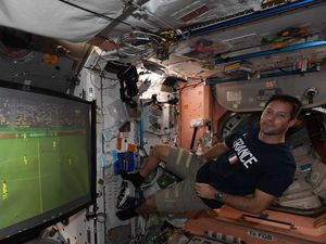 Nonton Euro 2020 dari Tempat Terjauh Dunia... Di Luar Angkasa!