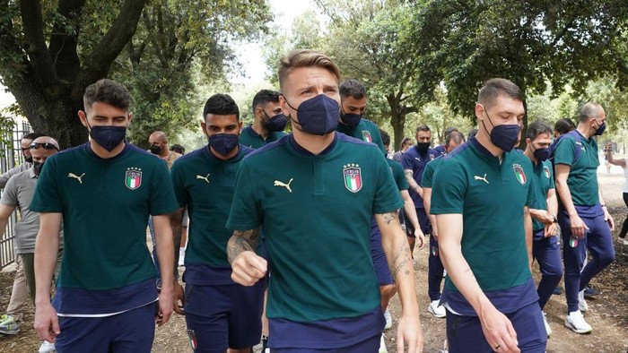 ROME, ITALY - JUNE 20: Italian national team players and staff walk in the park before the UEFA Euro 2020 Championship Group A match between Italy and Wales at Olimpico Stadium on June 20, 2021 in Rome, Italy. (Photo by Claudio Villa/Getty Images)