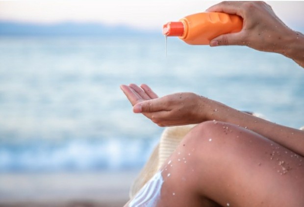 Using Sunscreen | Pict : Freepik.com