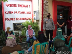 Polisi dan Nakes Bojonegoro Genjot Vaksinasi COVID-19