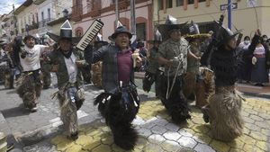 Duh, Warga Ekuador Berkerumun-Tanpa Masker di Festival Matahari