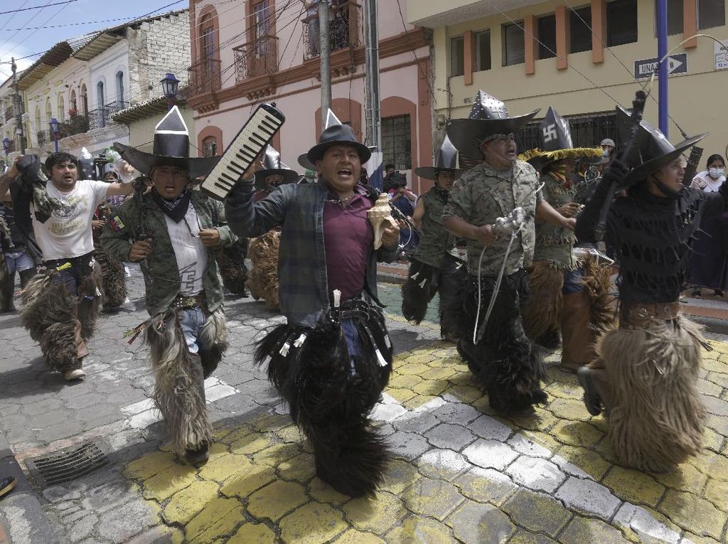Duh, Warga Ekuador Berkerumun-Tanpa Masker di Festival Matahari Duh, Warga Ekuador Berkerumun-Tanpa Masker di Festival Matahari