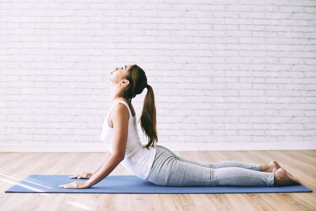 Yoga Namaskar ini dilakukan dengan membiarkan gerakan tubuh mengalir dengan sendirinya.
