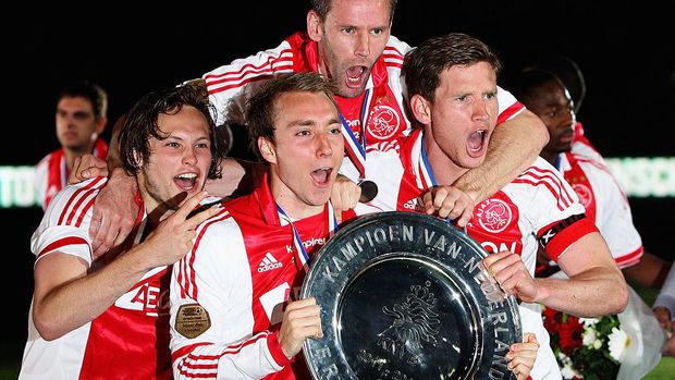 AMSTERDAM, NETHERLANDS - MAY 02:  (L-R) Daley Blind, Christian Eriksen, Andre Ooijer and Captain, Jan Vertonghen of Ajax hold the trophy and celebrate after winning the Eredivisie League title at Amsterdam Arena on May 2, 2012 in Amsterdam, Netherlands.  (Photo by Dean Mouhtaropoulos/Getty Images)