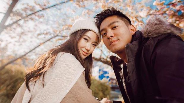Tanggal pernikahan Boy William dan Karen Vendela bocor, dikabarkan mereka akan segera menikah Juli ini. Yuk intip kemesraan mereka!