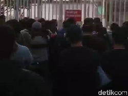 Antrean Vaksinasi di Stadion Wibawa Mukti Bekasi Membludak