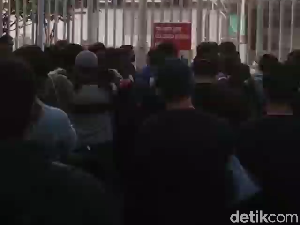 Antrean Vaksinasi di Stadion Wibawa Mukti Bekasi Membludak Antrean Vaksinasi di Stadion Wibawa Mukti Bekasi Membludak
