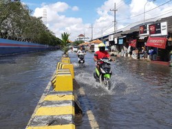 Banjir Rob Setinggi 40 Cm di Jalan Kalimas, Pengendara Diimbau Waspada